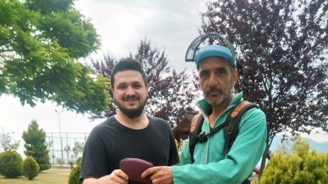 Belediye personeli para dolu cüzdanı sahibine ulaştırdı