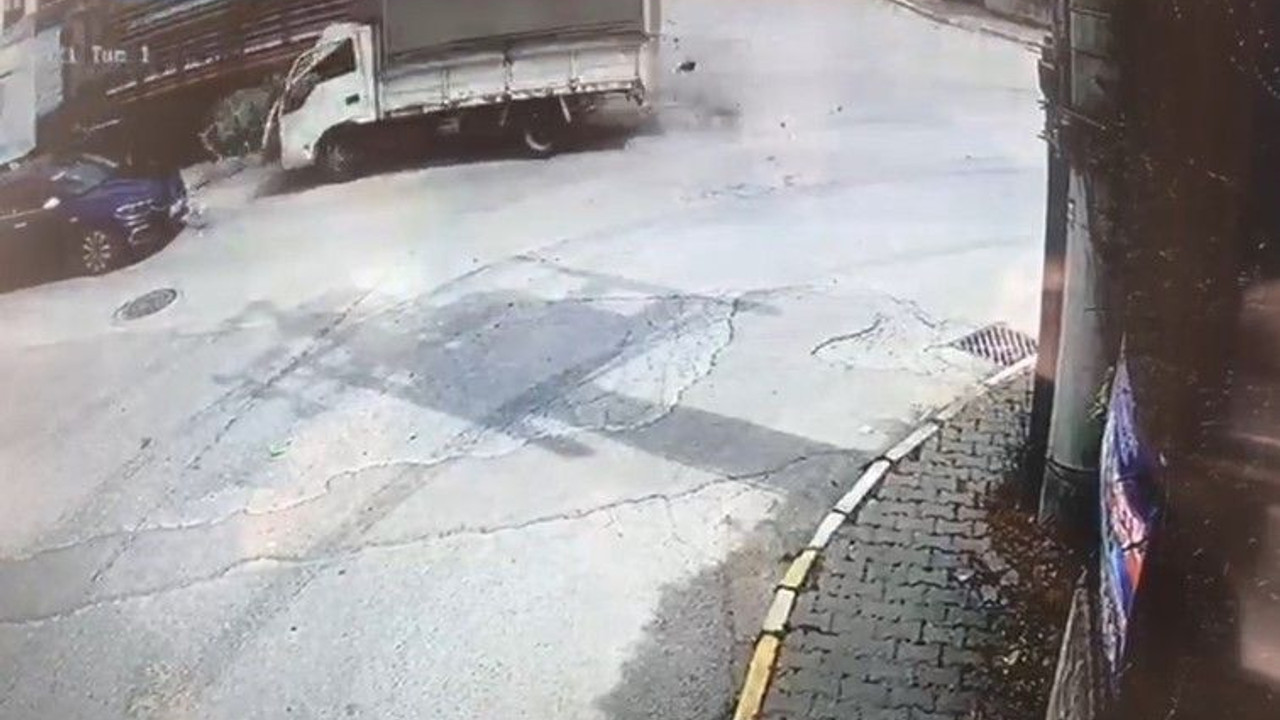 Kontrolden çıktı, önce tıra, sonra otomobile çarptı