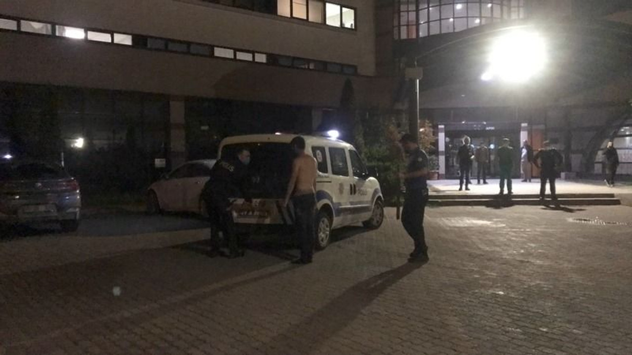 Psikolojik tedavi gören genç yarı çıplak hastaneden kaçtı