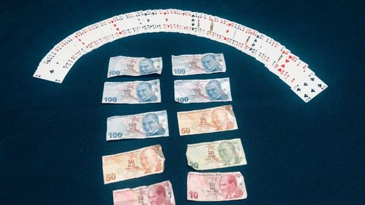 Kısıtlamada kumar partisi yapmışlar
