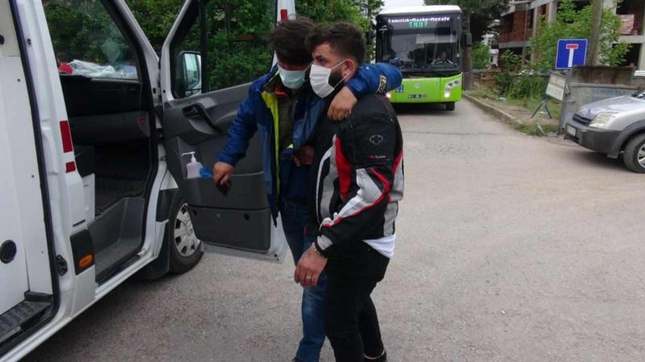 Kurye ticari araçla çarpıştı