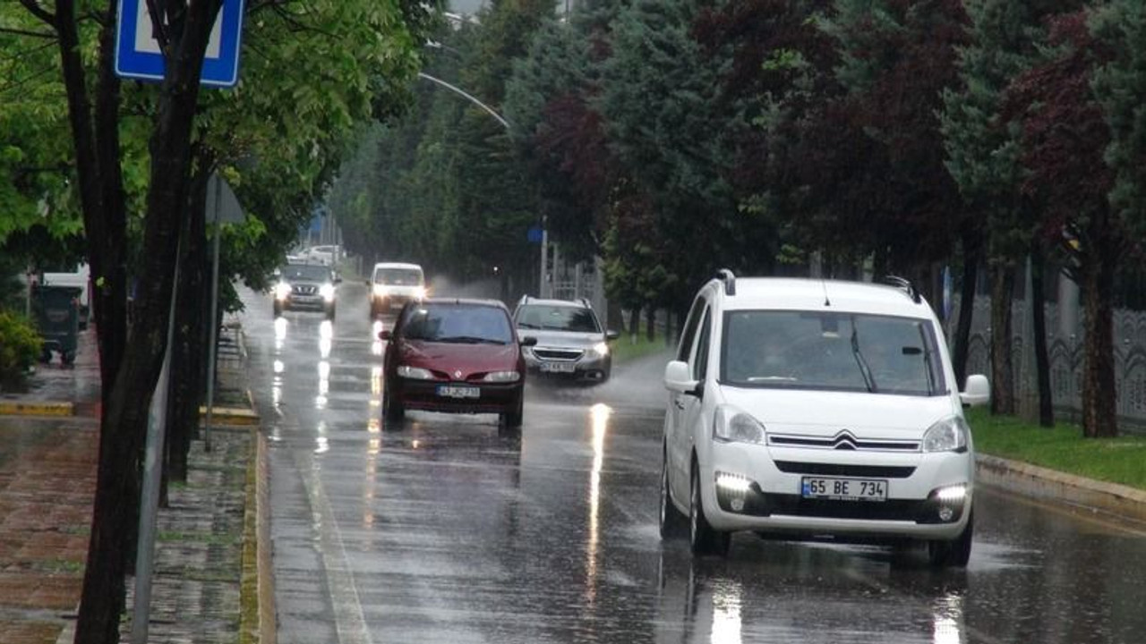 Sağanak yağış trafiği olumsuz etkiledi