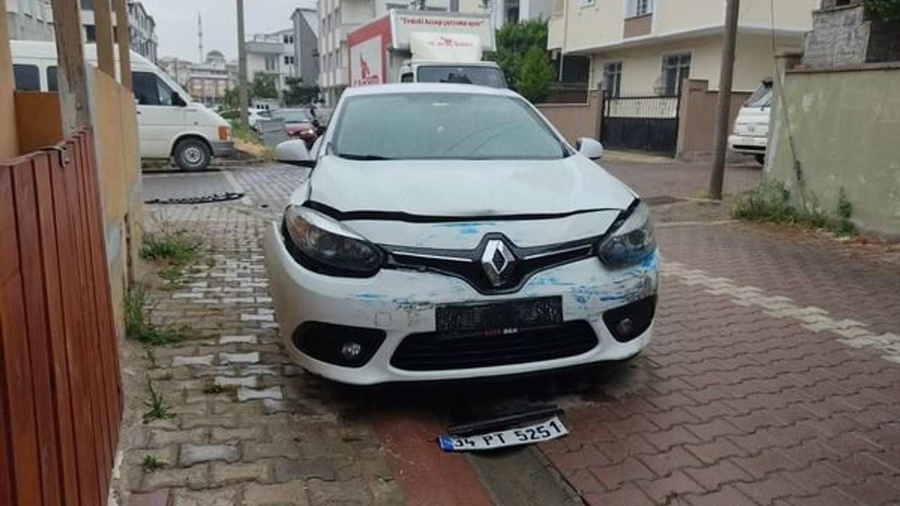 Park halindeki otomobil evin bahçesine daldı
