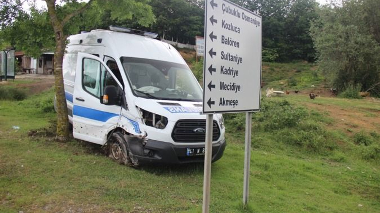 Hükümlü taşıyan ambulans kaza yaptı
