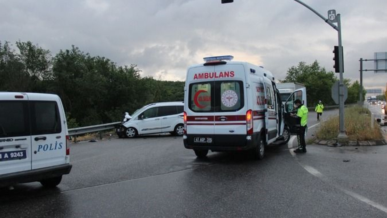 2 araç çarpıştı: 1'i ağır 3 yaralı!