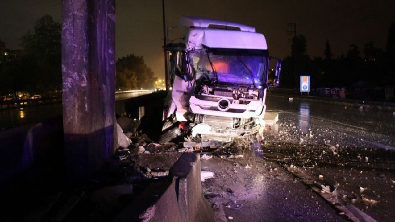 D-100’de hafriyat kamyonu beton bariyerlere çarptı: 1 yaralı