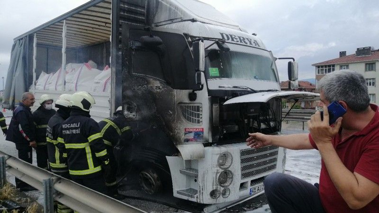 Sürücünün son anda indiği tır alev alev yandı