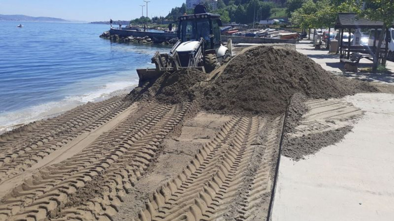 Kandıra’dan alınan kumlar plajlara seriliyor