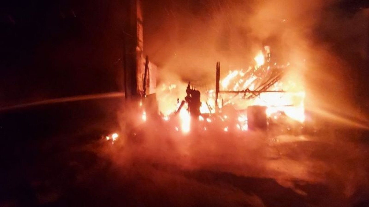 Kocaeli'de fabrika, alev alev yandı