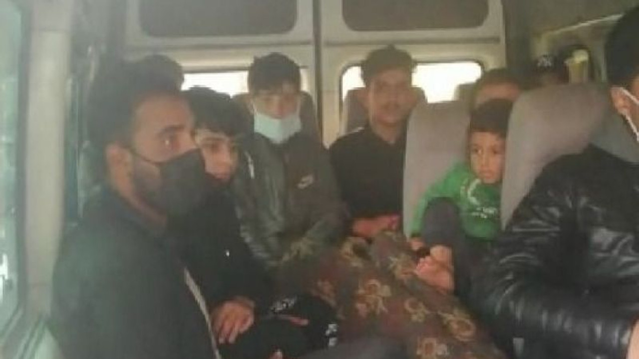 Durdurulan minibüsten 23 düzensiz göçmen çıktı
