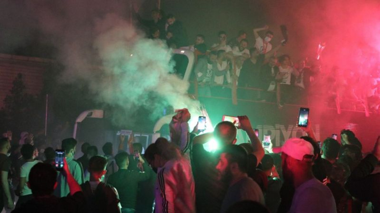 Kocaelispor şampiyonluk kupası ile şehir turu attı