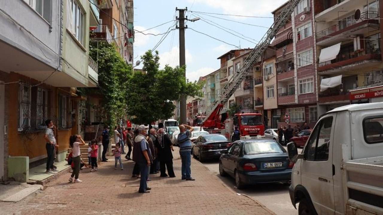 5 katlı binanın çatısında yangın çıktı