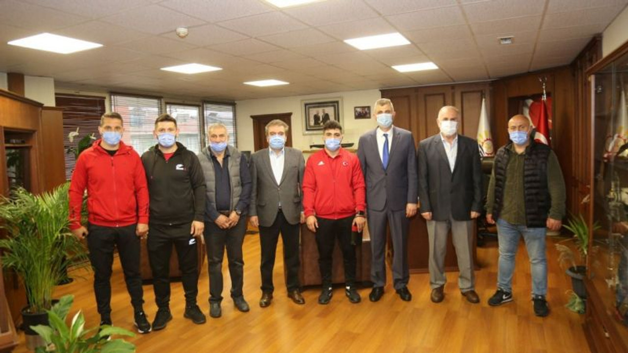 Sezer, Gölcük’ün gururu Ramazan Sarı’nın Avrupa Şampiyonluğunu kutladı