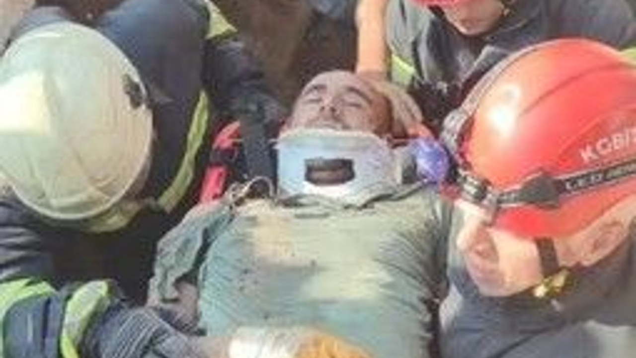 Toprak kaydı, işçi göçük altında kaldı