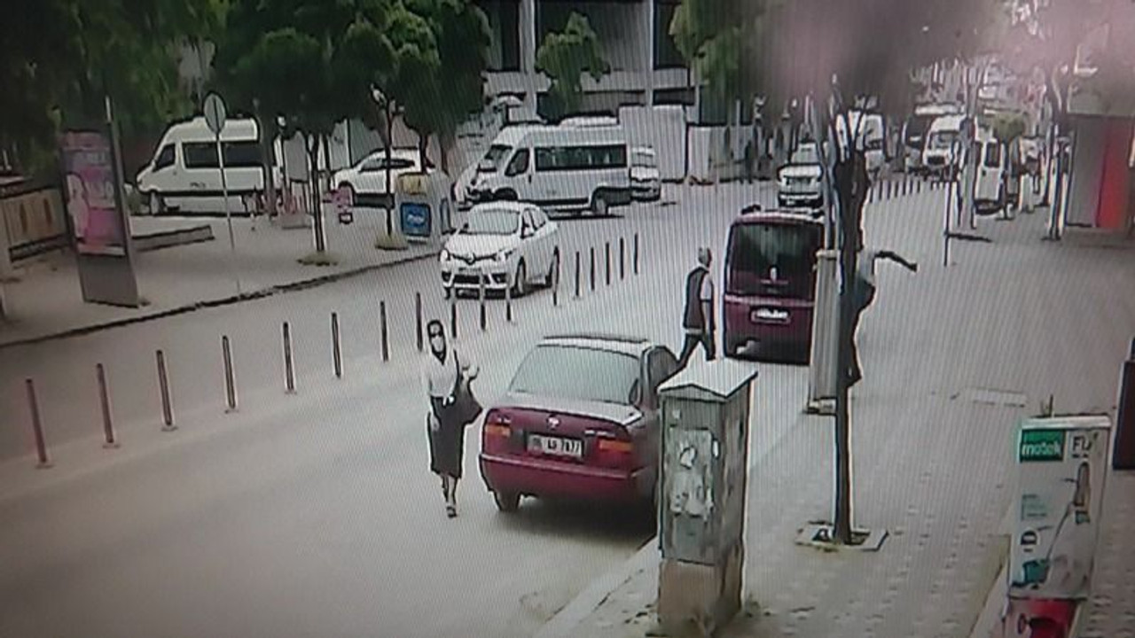 Tekme atarak telefon panosunu böyle devirdi