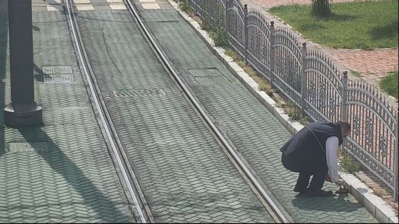 Mahsur kalan kaplumbağanın yardımına vatman koştu