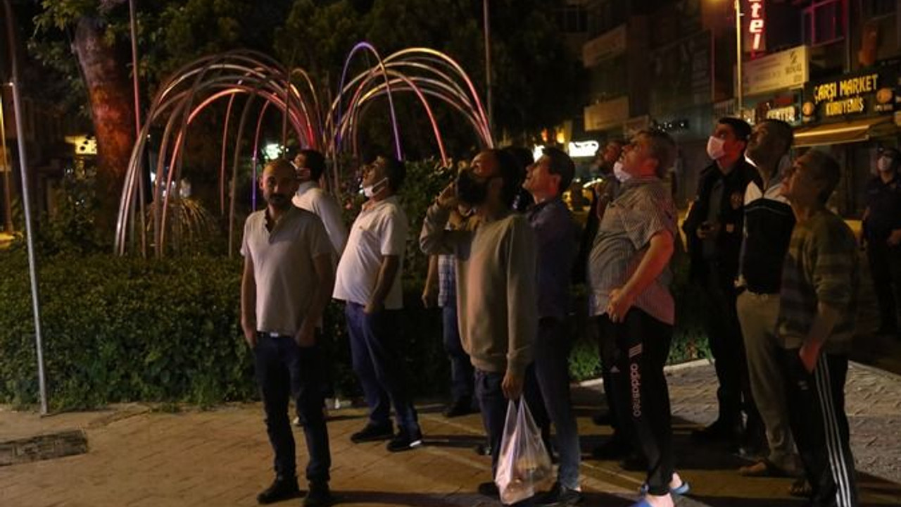 Yangın yanındaki binalara sıçradı, mahalleli sokağa döküldü