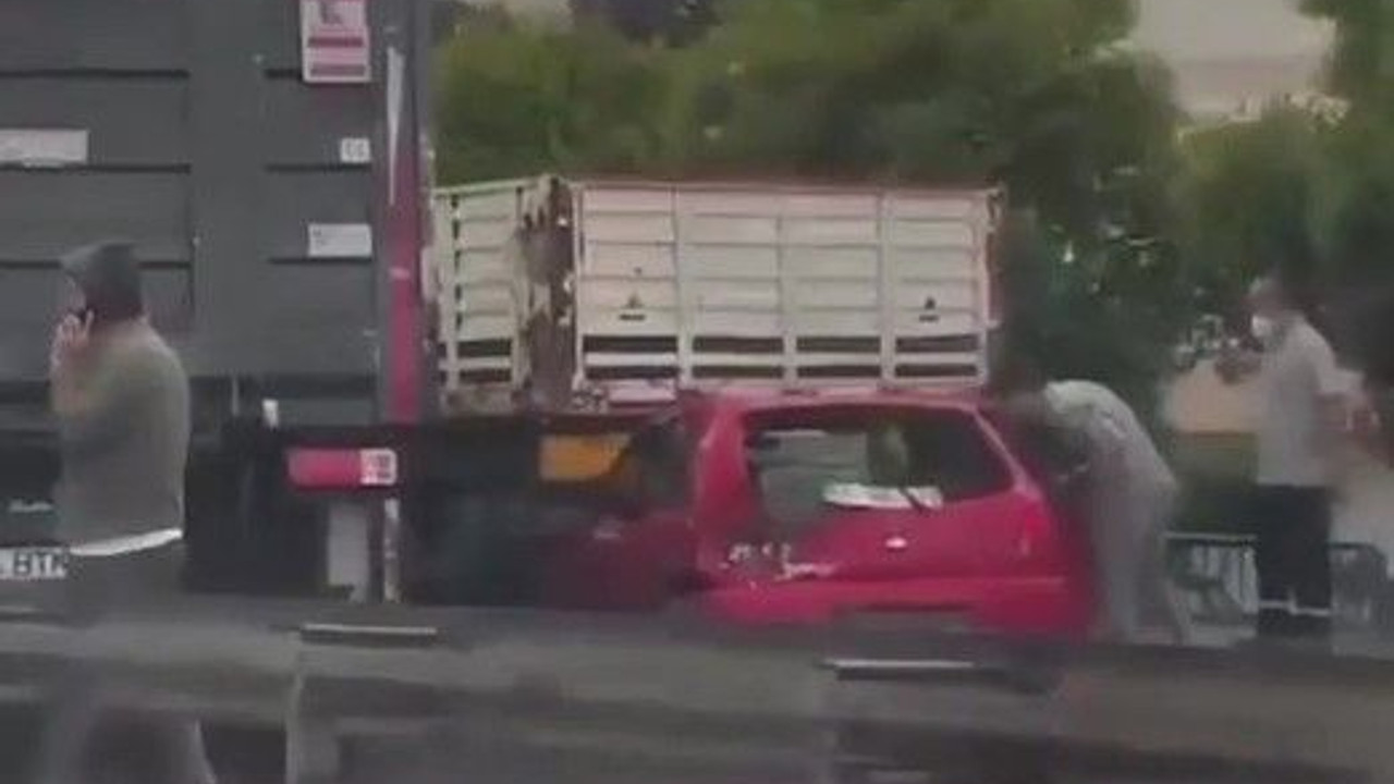 Kamyonun çarptığı otomobil tırın altına girdi!