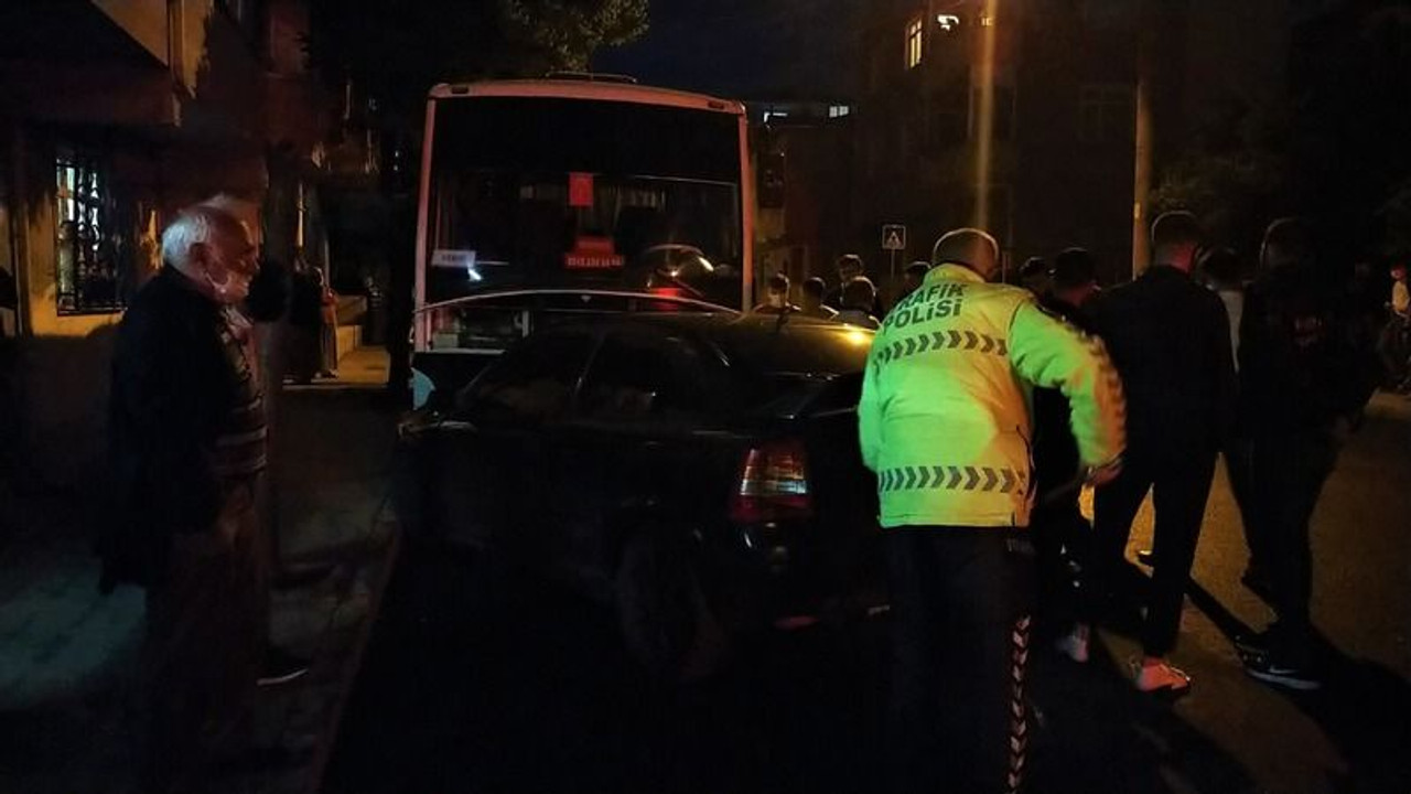Otomobil önce çocuğa sonra otobüse çarptı: 3 yaralı