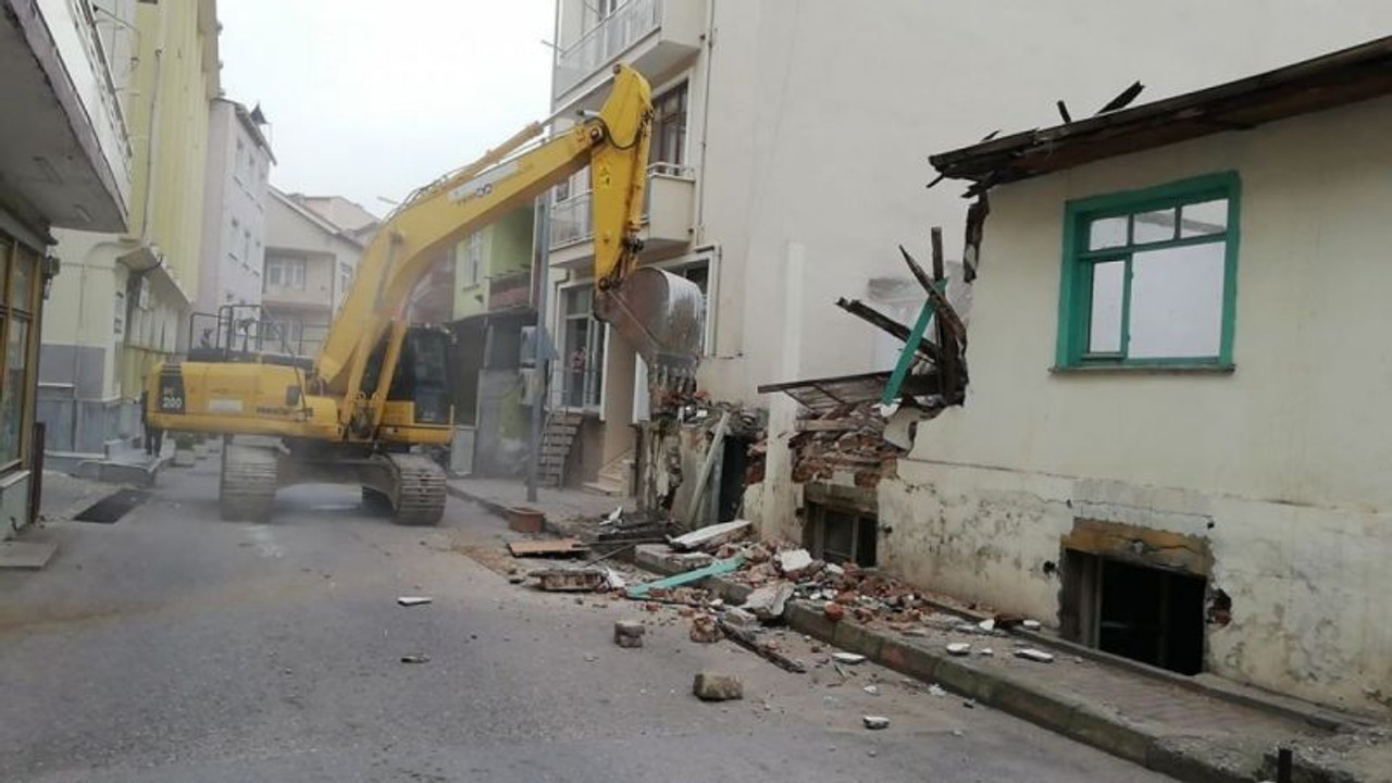 İzmit’teki metruk bina yıkıldı