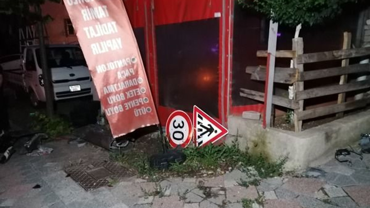 Park halindeyken freni boşalan tır ortalığı savaş alanına çevirdi