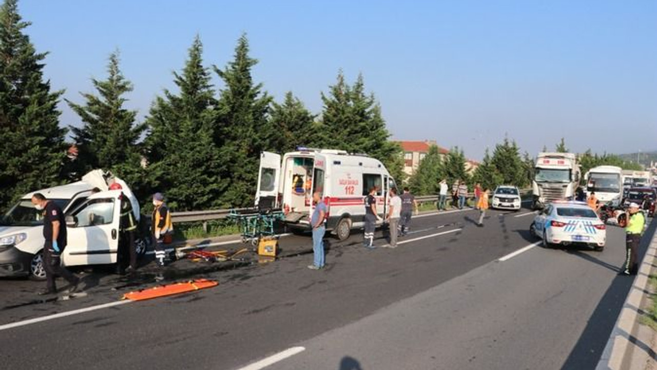 Tırın arkadan çarptığı panelvan aracın yarısı yok oldu