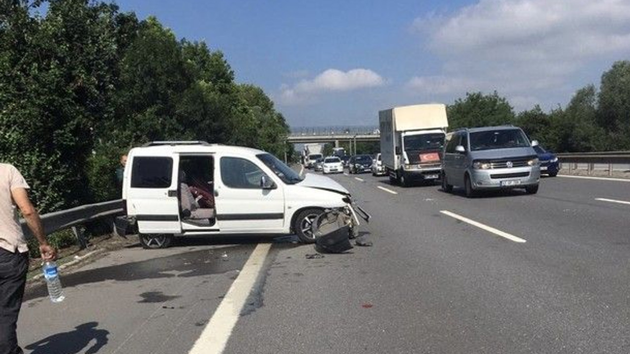 Lastiği patlayınca önce tıra sonra bariyere çarptı!