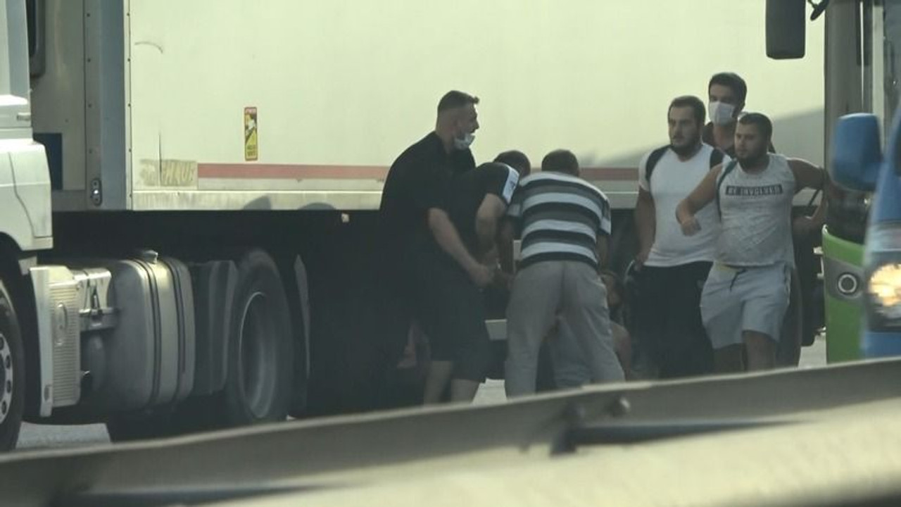 Bariyerlere sıkışan otomobilden çıkıp tır sürücüsüne sopayla saldırdılar
