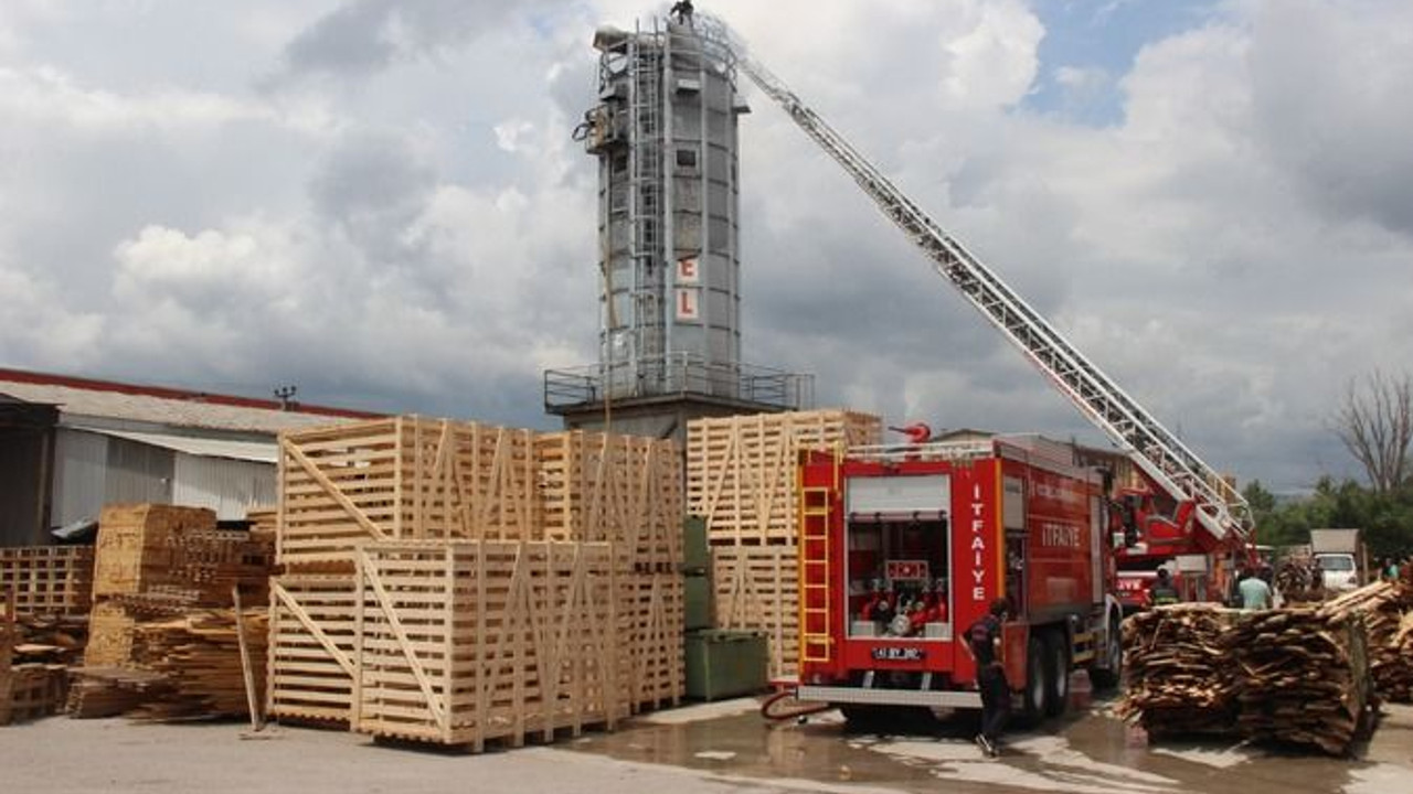 Kereste fabrikasında silo patladı, itfaiye ekipleri alarma geçti