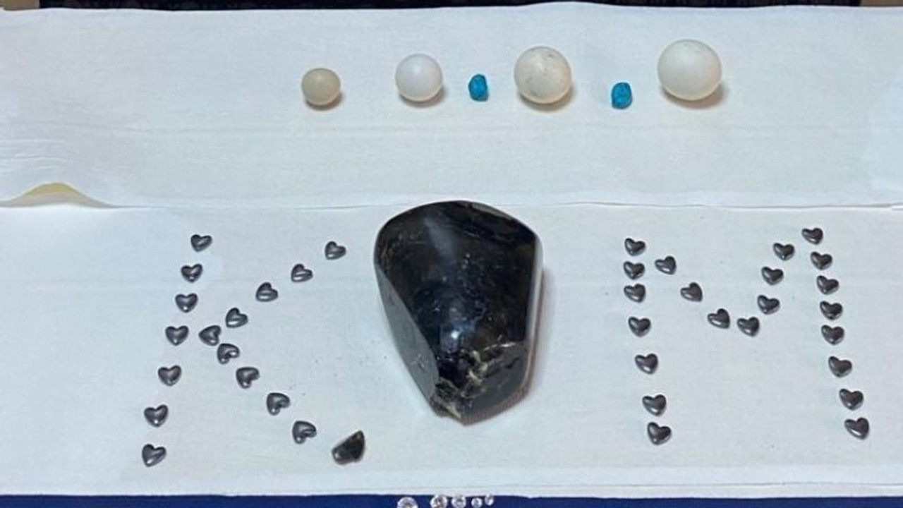 Polis ekiplerinin durdurduğu araçta değerli taş ve tarihi eser ele geçirildi