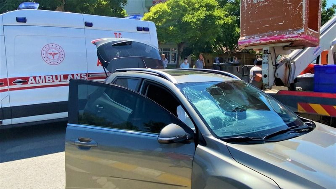 Önce araca, sonra direğe çarptı: 1’i çocuk 3 yaralı