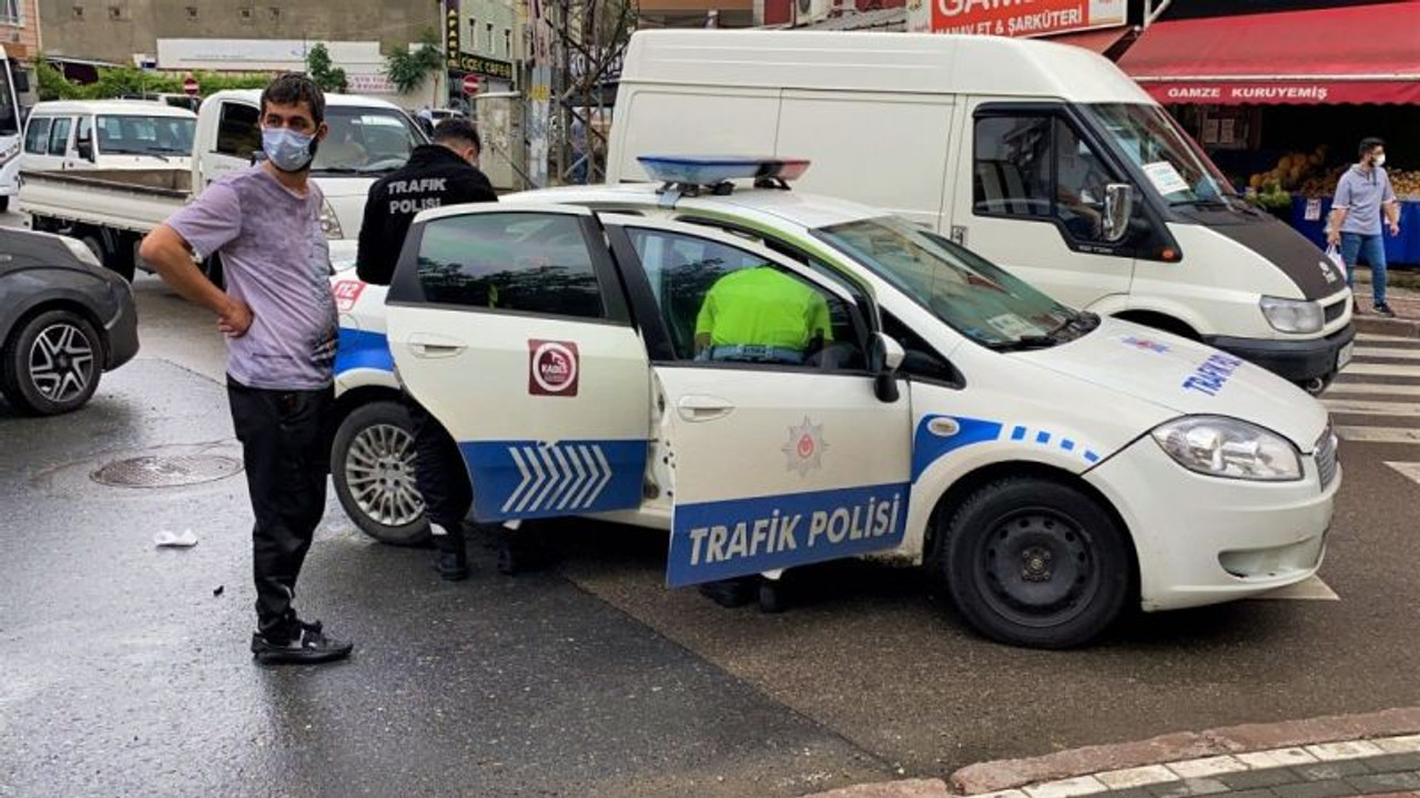 Ters yönden giden servis minibüsü motosikletli kuryeyle çarpıştı