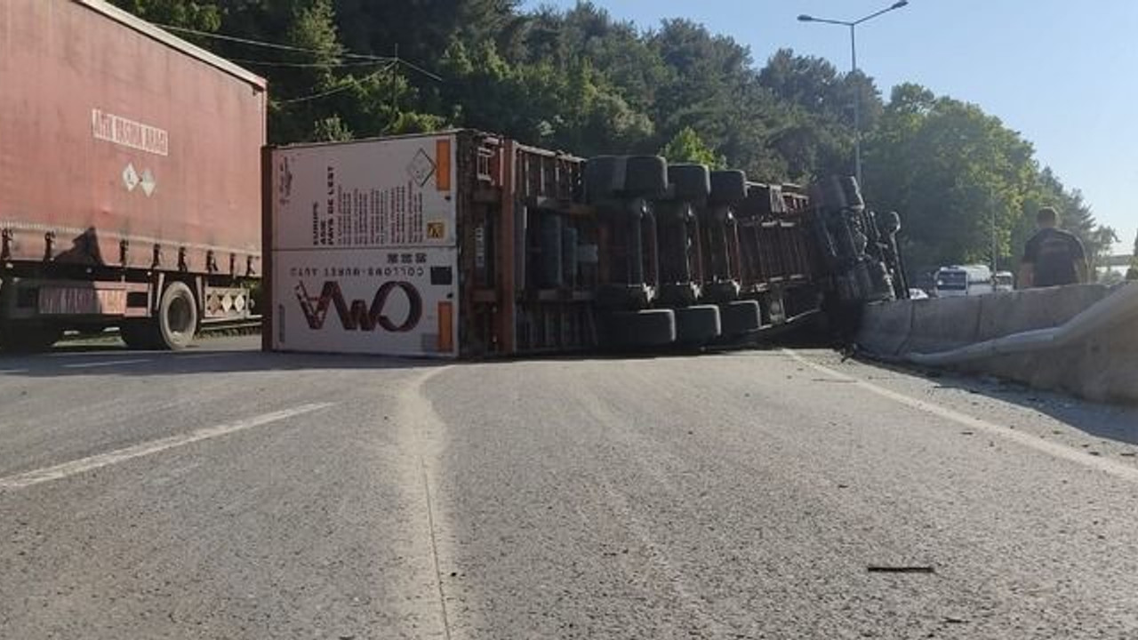 Devrilen tır 50 metre sürüklendi!