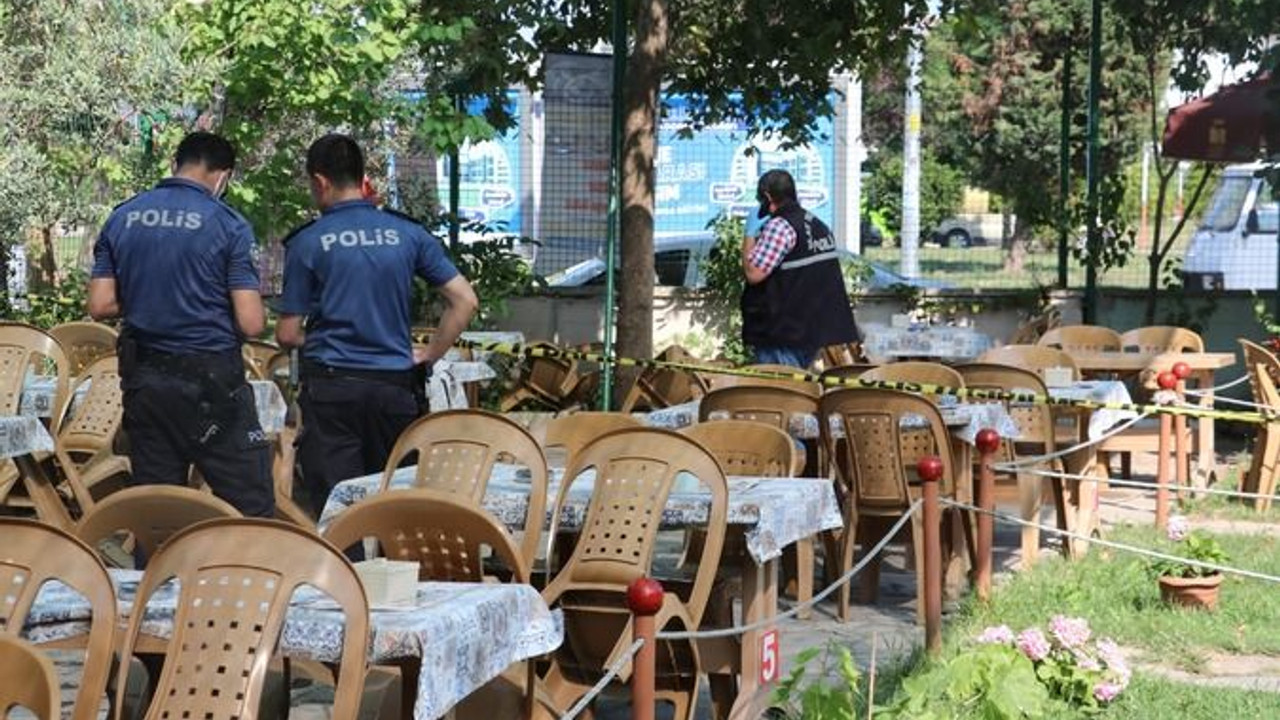 Çay bahçesinde husumetlisine kurşun yağdırdı!