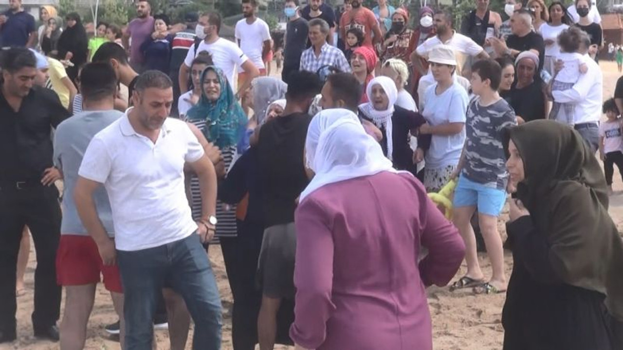 Dalgalar arasında cismi ceset sanınca herkes denize koştu