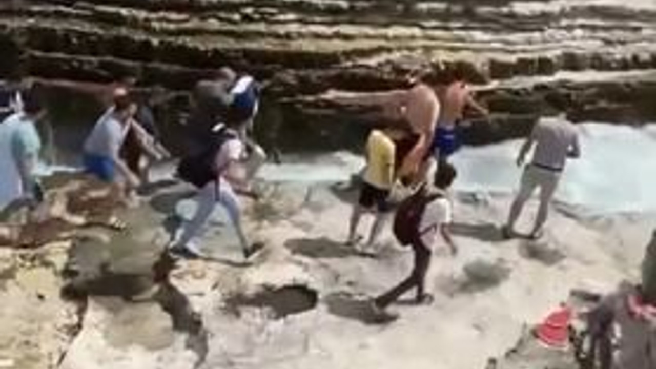 Dalgalara kapılan vatandaşı kurtarmak için zamanla yarıştırlar