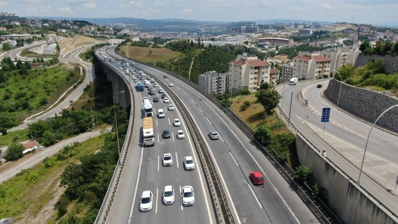 Bayram dönüşü zincirleme kaza TEM’i kilitledi