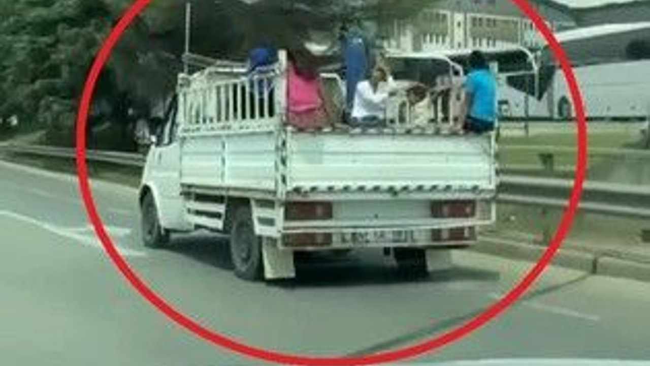 Çocukların kamyonet kasasındaki tehlikeli yolculukları yürekleri ağza getirdi