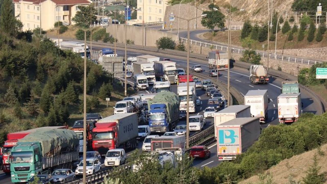 3 tırın karıştığı maddi hasarlı kaza TEM Otoyolu’nu kilitledi
