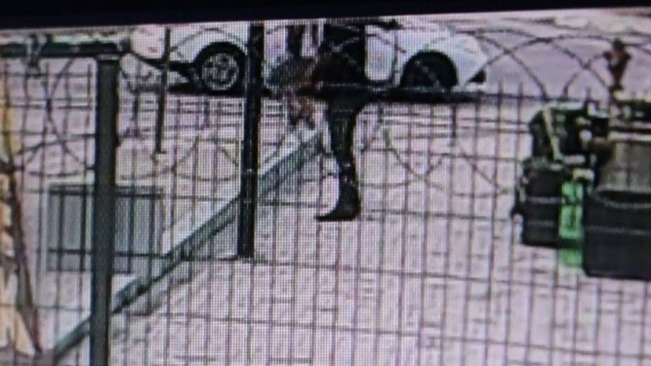 Otomobille yanına gelen husumetlisini silahla yaraladı