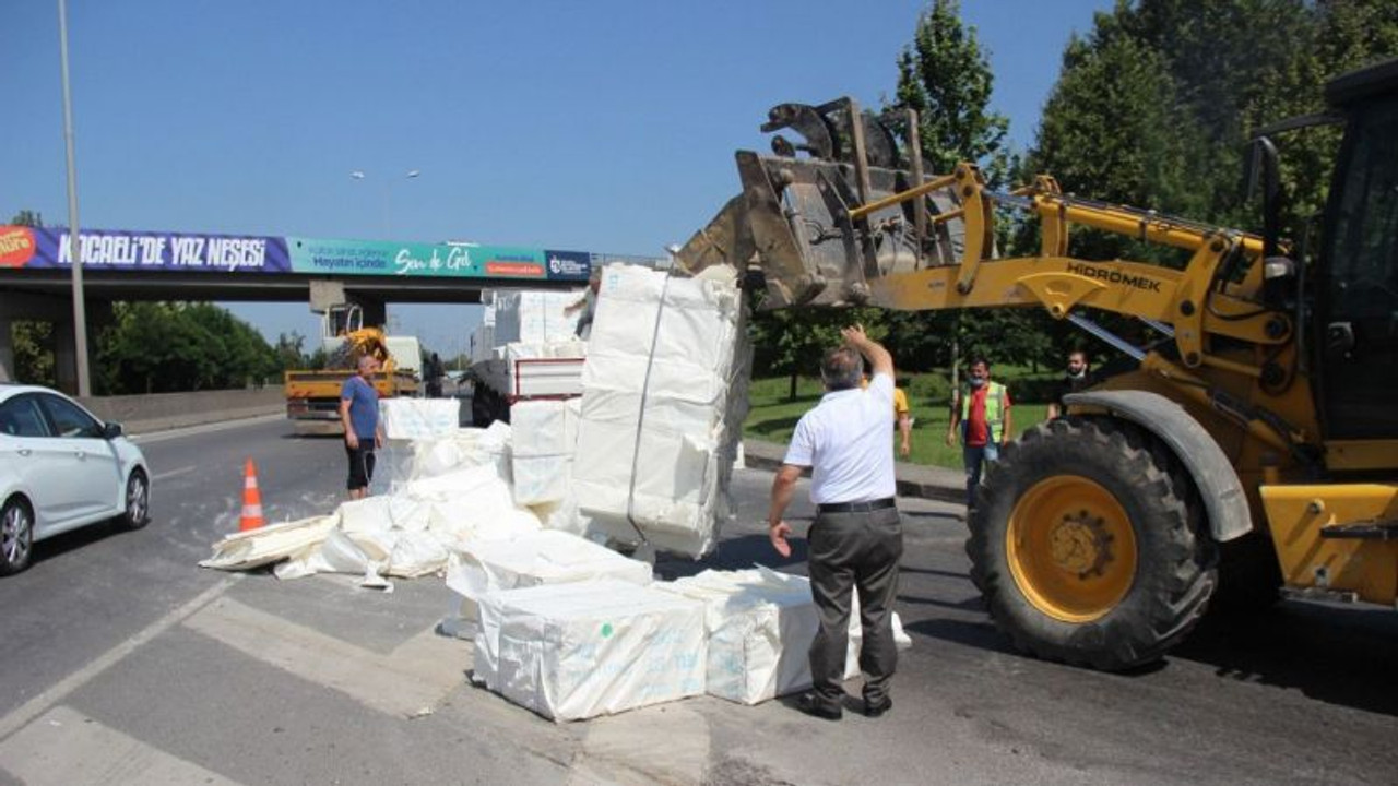 Tırın kasası açıldı, ürünler yola döküldü