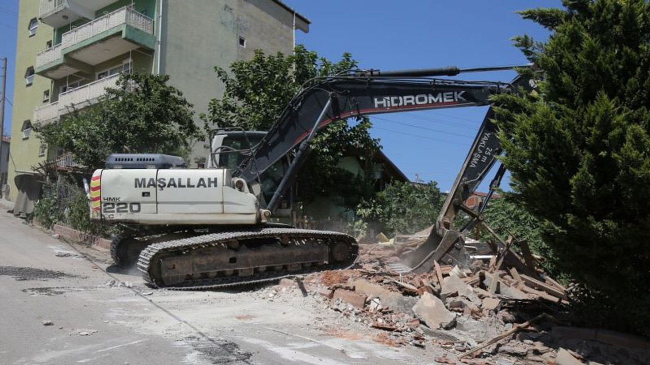 Büyükşehir, İzmit'teki o hasarlı binayı yıktı