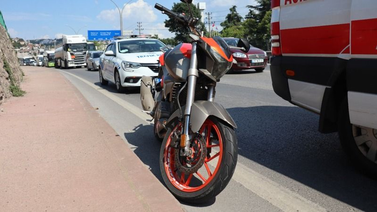 Motosiklet sürücüsü yola savruldu