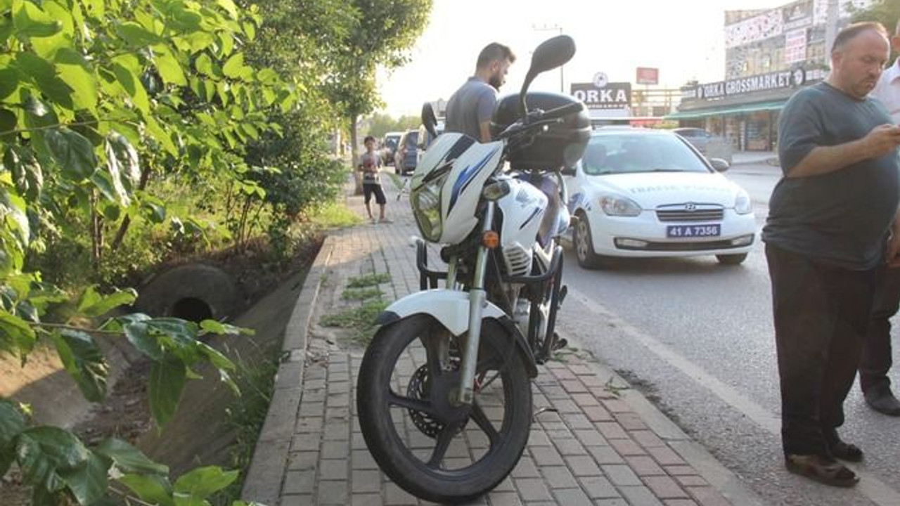Yayaya çarpmamak için manevra yapan motosiklet devrildi: 2 yaralı