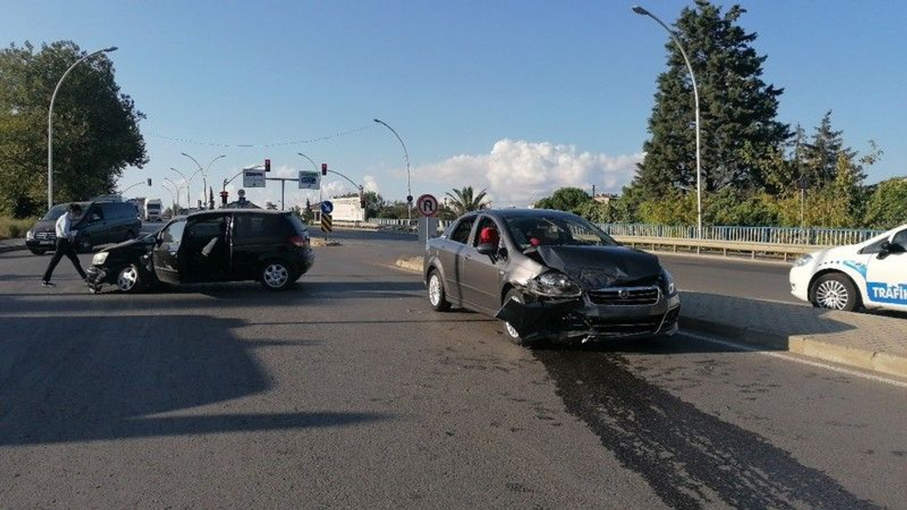 Kocaeli’de iki otomobil çarpıştı: 1 yaralı