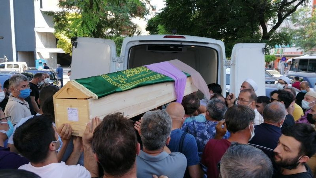 Komşularının bıçaklı saldırısında ölen baba ve kızı toprağa verildi
