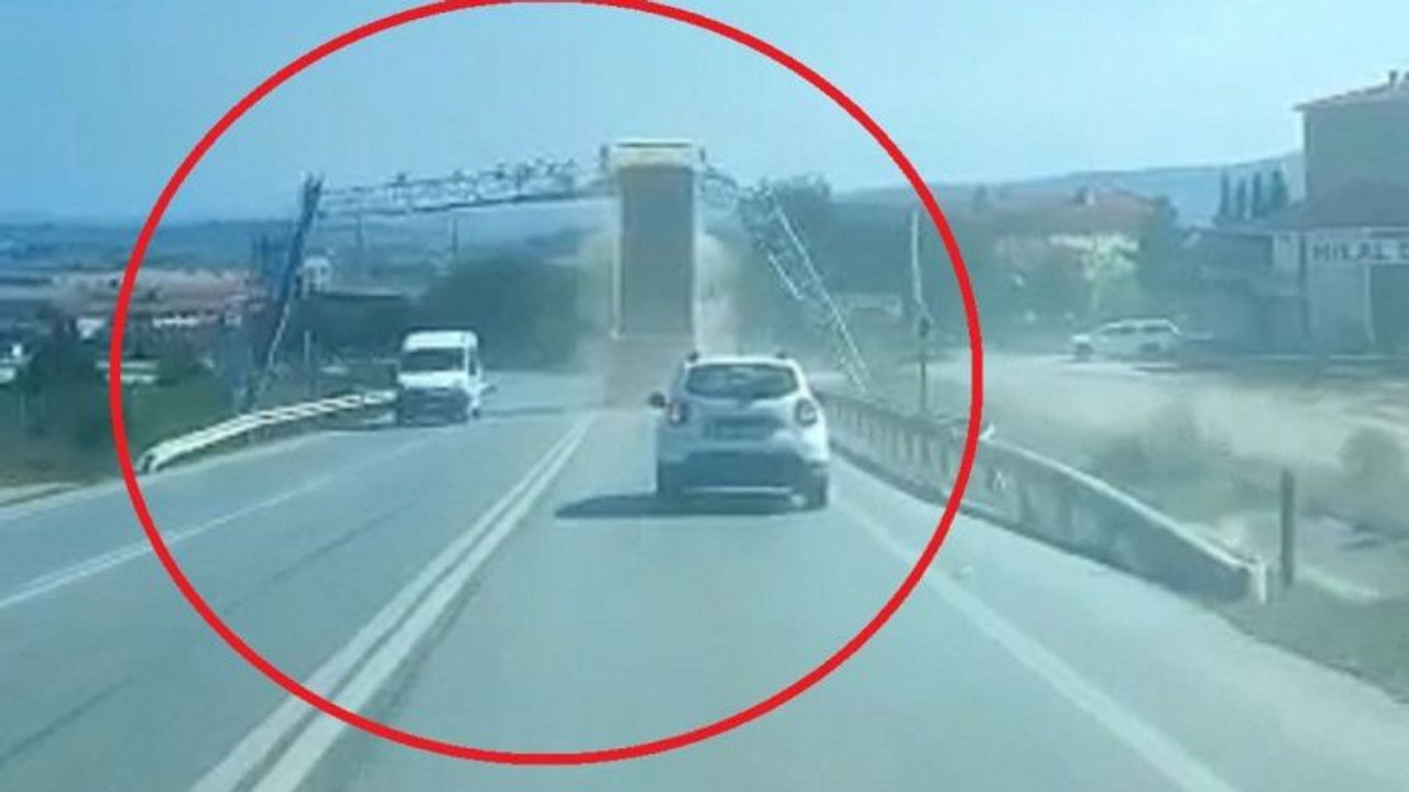 Damperi açılan kamyon PTS direğine böyle çarptı