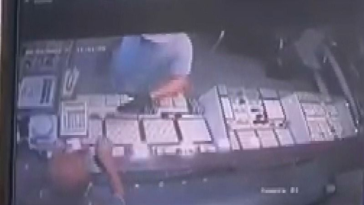 Kocaeli'de kuyumcunun yüzüne taşla vurup, altınlarla kaçtı