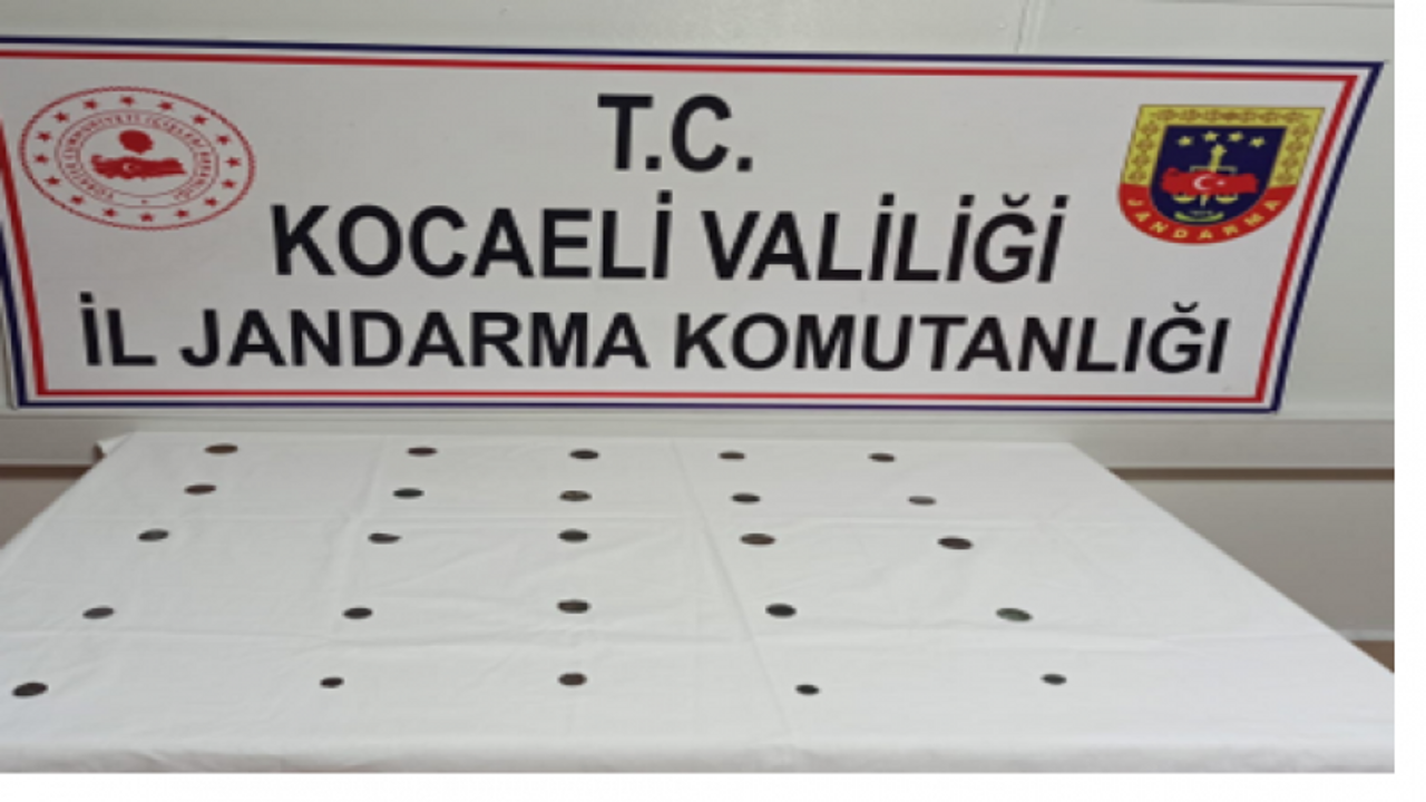 Feribot iskelesi yolundaki araçtan tarihi eser çıktı