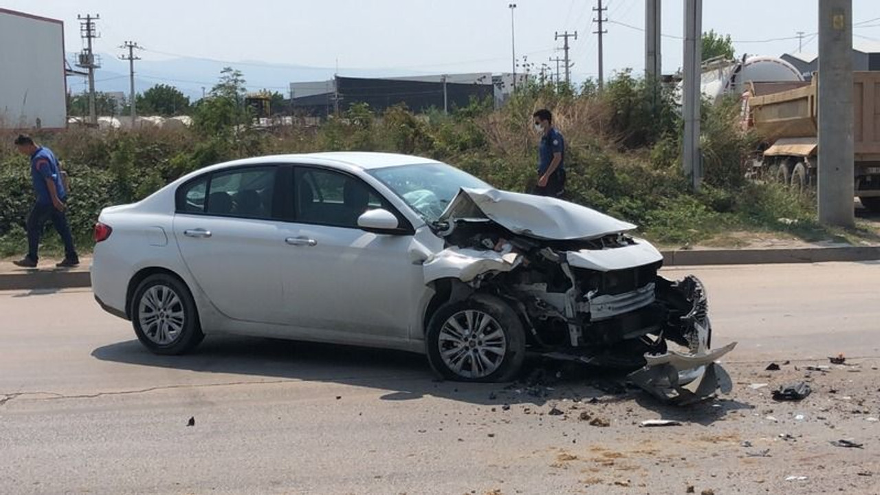 Otomobil, hafriyat kamyonuna çarptı!